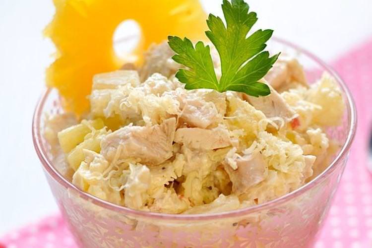 Салат з куркою та ананасами - рецепти