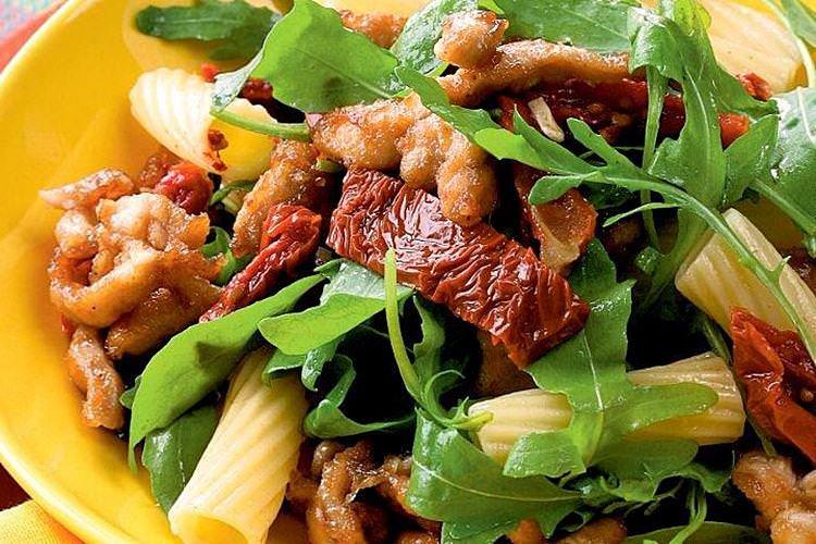 Салат з куркою та макаронами - рецепти