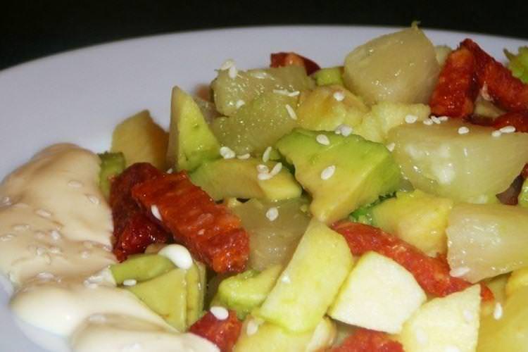Салат з копченою ковбасою, авокадо та фруктами - рецепти