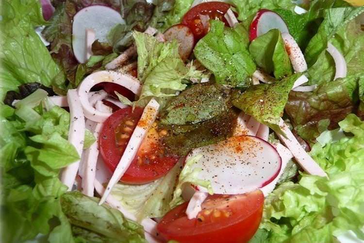 Зелений салат з копченою ковбасою - рецепти