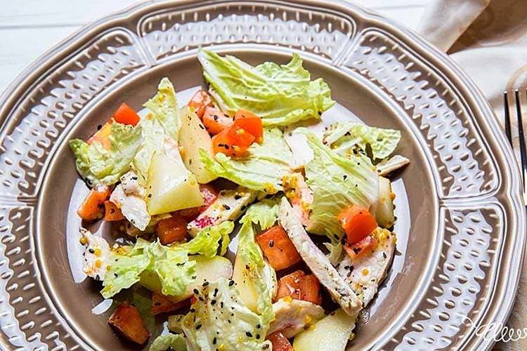 Салат з куркою та грушею - рецепти