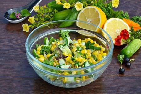 20 найсмачніших салатів із кукурудзою нашвидкуруч