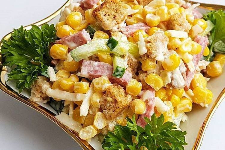 Салат з кукурудзою та ковбасою - рецепти
