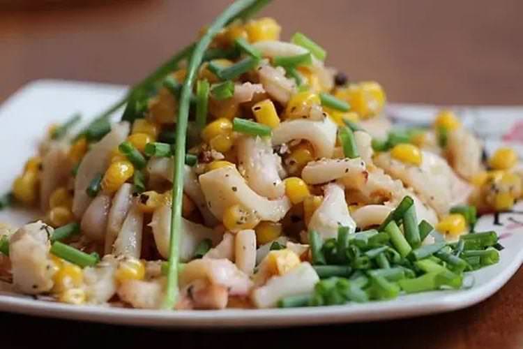 Салат з кукурудзою та кальмарами - рецепти