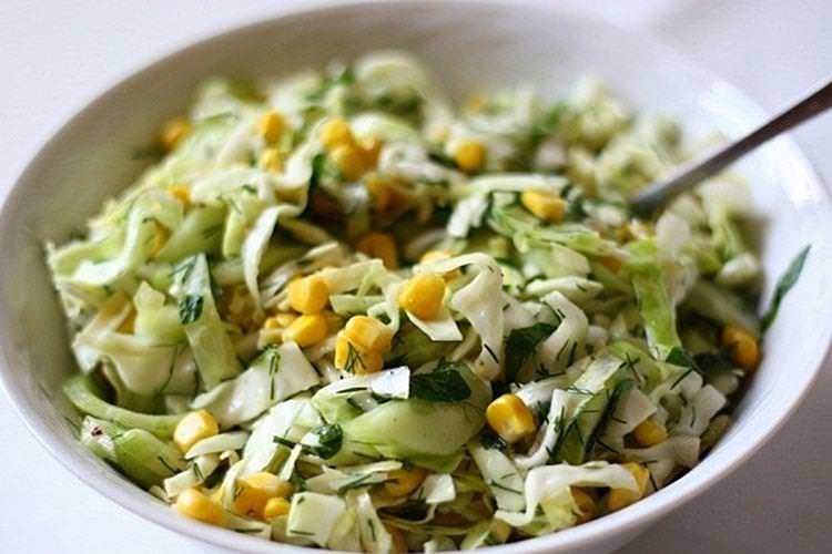 Салат з кукурудзою та капустою - рецепти