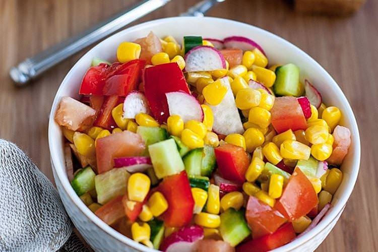 Салат з кукурудзою та овочами - рецепти