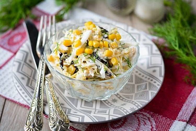 Салат з кукурудзою та чорносливом - рецепти