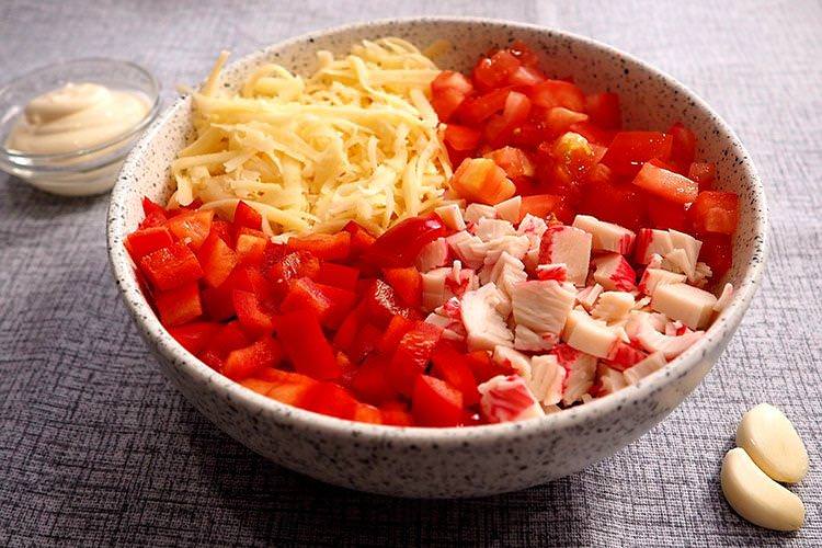 Салат «Червоне море» з крабовими паличками та креветками - рецепти
