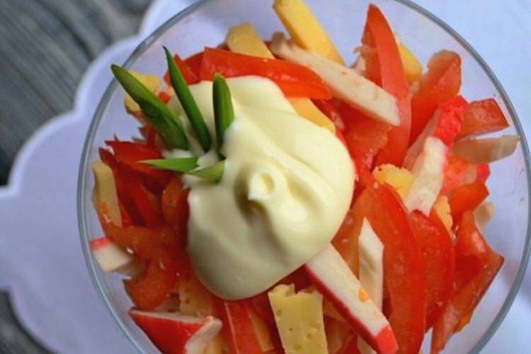 Салат «Червоне море» з крабовими паличками та ананасами - рецепти