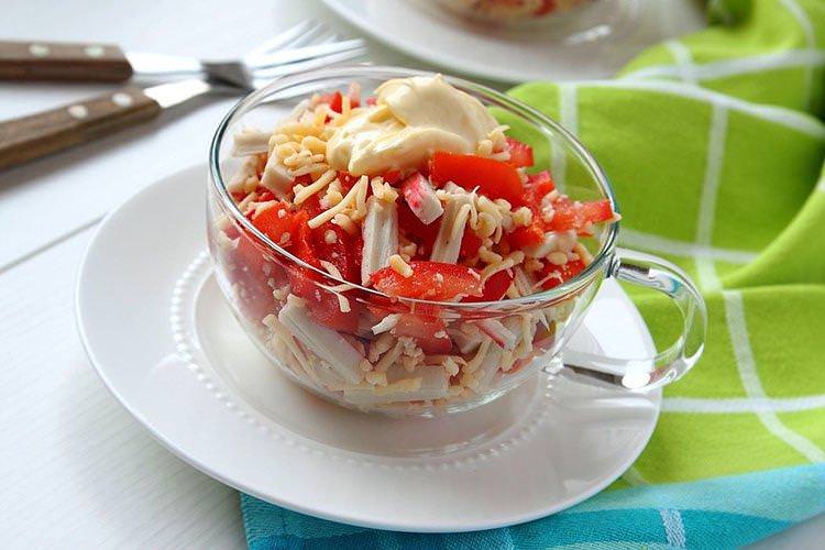 Салат «Червоне море» з крабовими паличками та червоною ікрою - рецепти