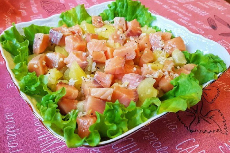 Салат із малосольної сьомги, картоплі, цибулі та корнішонів