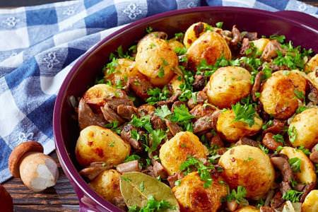 15 найкращих рецептів картоплі з грибами в духовці