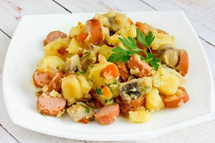 Картопля з грибами та сосисками в духовці - рецепти