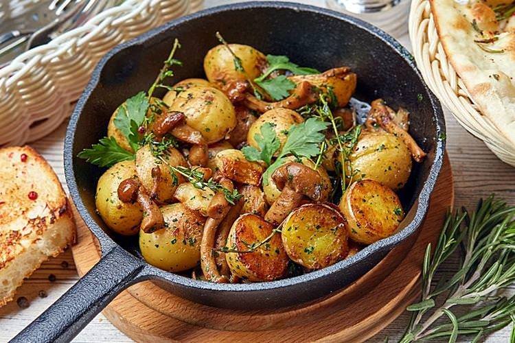 Картопля в духовці з лісовими грибами - рецепти