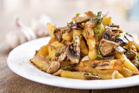 10 рецептів дуже смачної картоплі з грибами на сковороді