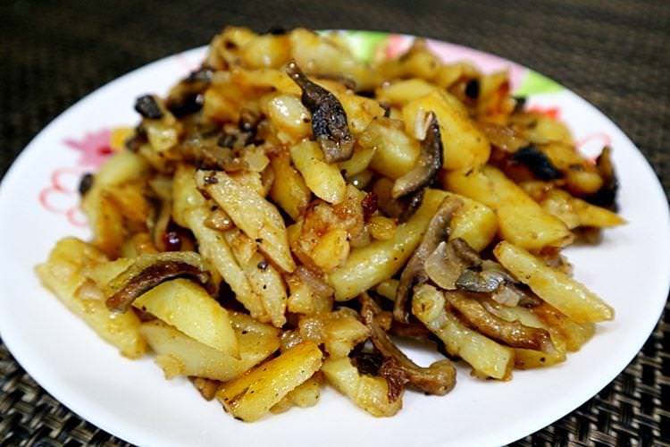 Картопля з грибами та цибулею на сковороді - рецепти