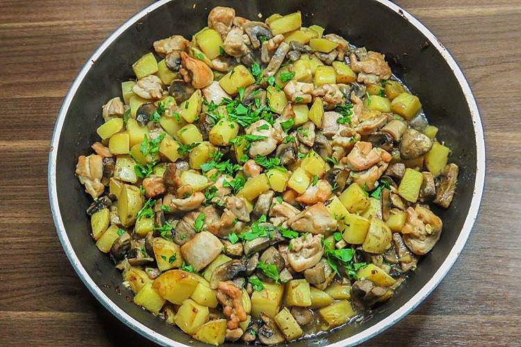 Картопля з грибами та зеленню на сковороді - рецепти