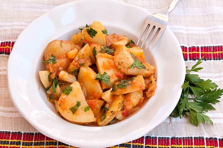 Картопля з грибами в томатно-сметанному соусі на сковороді - рецепти