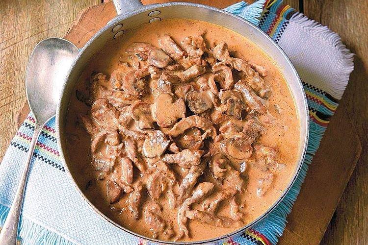 Бефстроганів з яловичини з томатною пастою - класичний рецепт