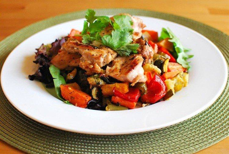 Теплий салат з овочами та куркою без майонезу на святковий стіл - рецепти