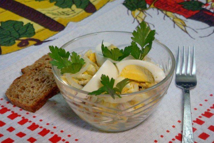 Салат з рибою та маринованою цибулею - рецепти