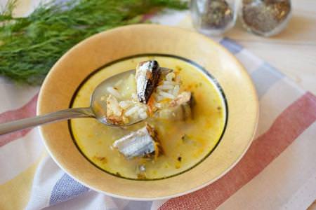 Рибний суп із консервованої сайри: 10 простих рецептів