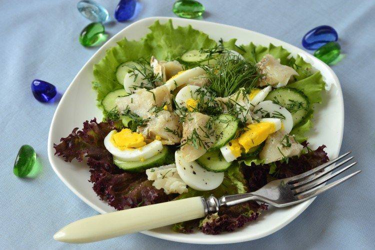 Салат з рибою та огірками - рецепти