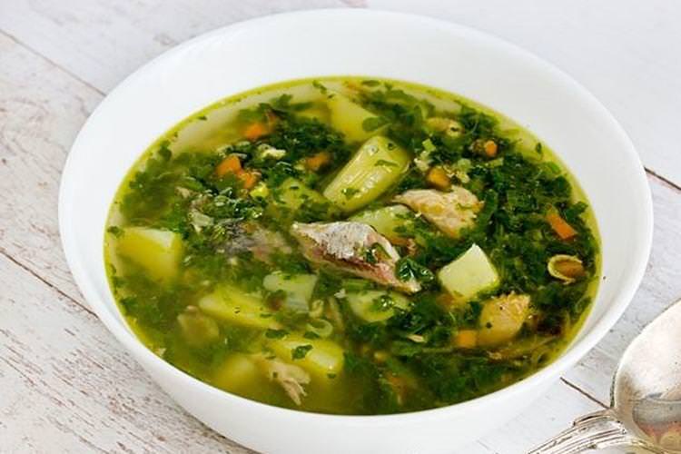 Рибний суп із консервованої сайри зі шпинатом - рецепти