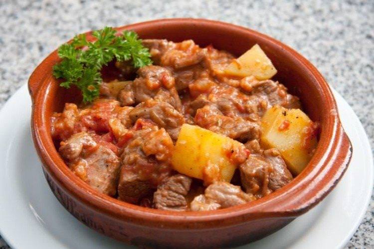 М'ясо з картоплею в томаті - рецепти