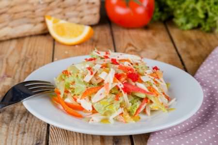 15 простих салатів з крабовими паличками та капустою