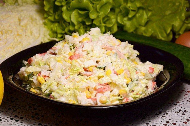 Салат з крабовими паличками та капустою – класичний рецепт 