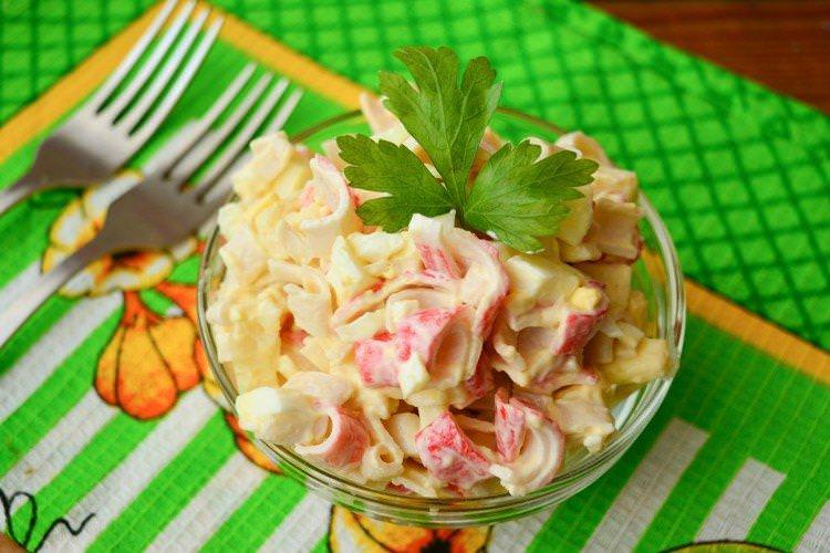 Салат з крабовими паличками, капустою та плавленим сиром - рецепти
