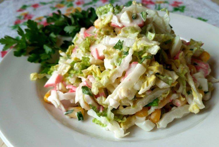 Салат з крабовими паличками, капустою та зеленою цибулею - рецепти