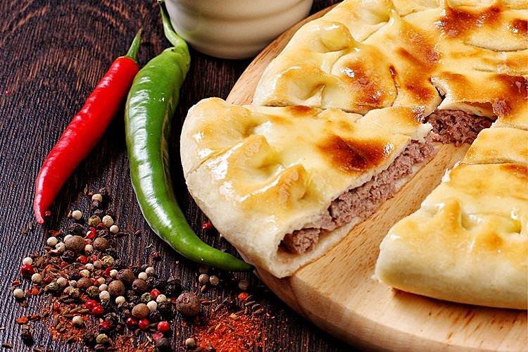 Осетинський пиріг з яловичиною та кінзою - рецепти