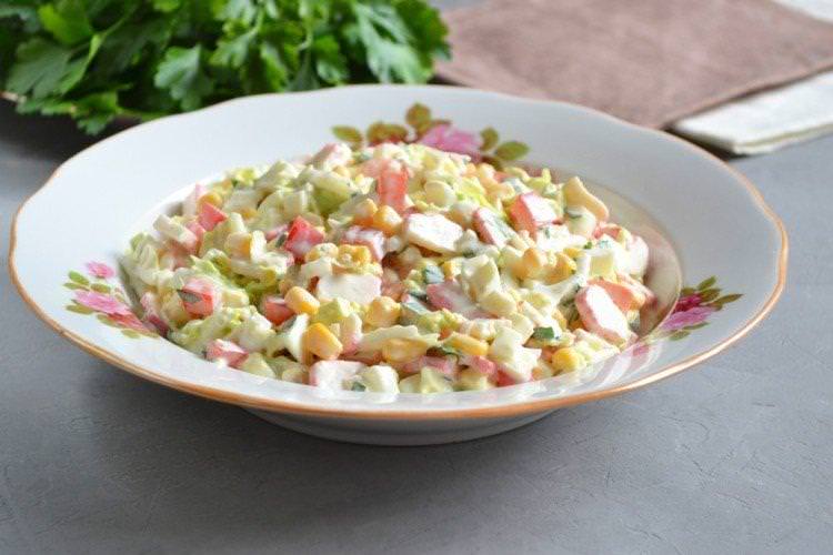 Салат з крабовими паличками, капустою та картоплею - рецепти