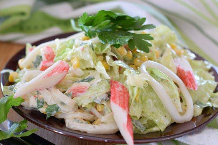 Салат з крабовими паличками, капустою та морепродуктами - рецепти