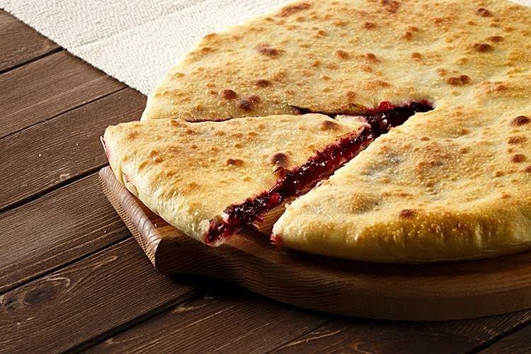 Осетинський пиріг з вишнею та волоськими горіхами - рецепти
