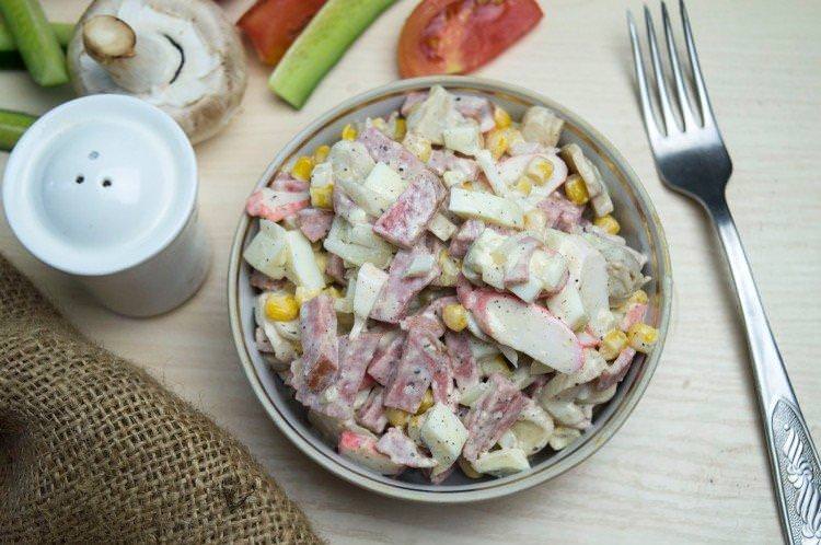 Салат з крабовими паличками, капустою та ковбасою - рецепти