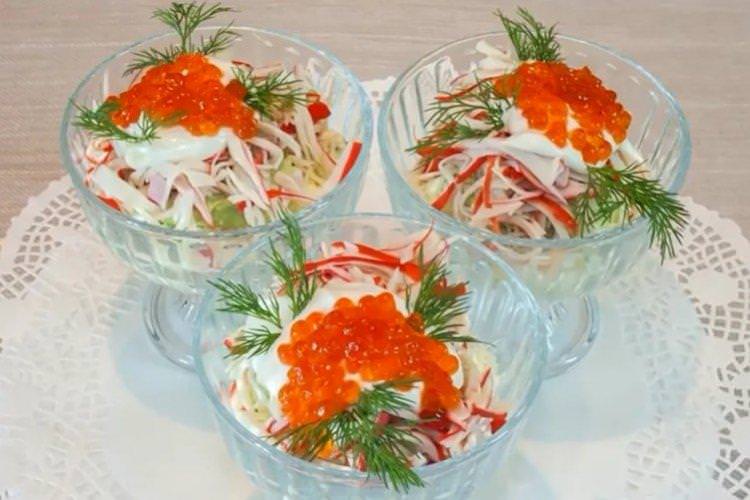 Салат з крабовими паличками, капустою та ікрою - рецепти