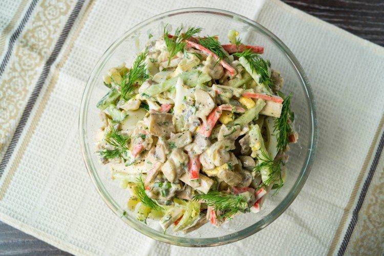 Салат з крабовими паличками, капустою та грибами - рецепти