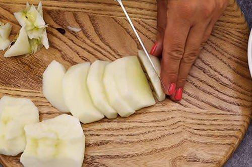 Булочки з дріжджового тіста з яблуками - рецепти покроково