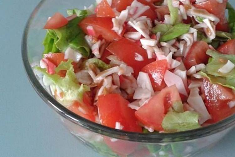 Легкий салат із крабовими паличками та помідорами - рецепти
