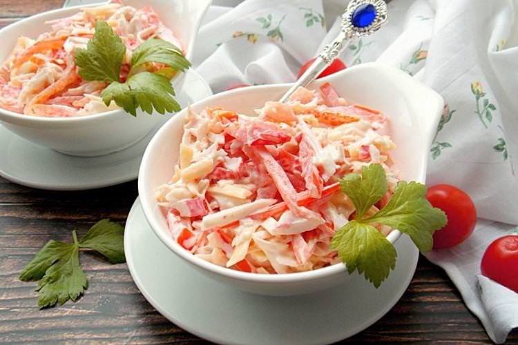 Червоний салат з крабовими паличками та помідорами - рецепти