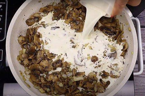 Паста з грибами в соусі з вершків - рецепти покроково
