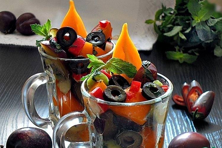 Салат з крабовими паличками, помідорами та сливою - рецепти