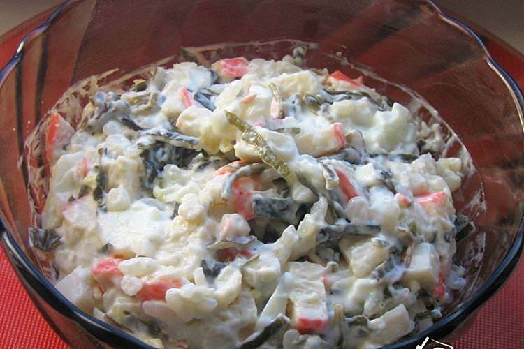 Салат з крабовими паличками, рисом та морською капустою - рецепти