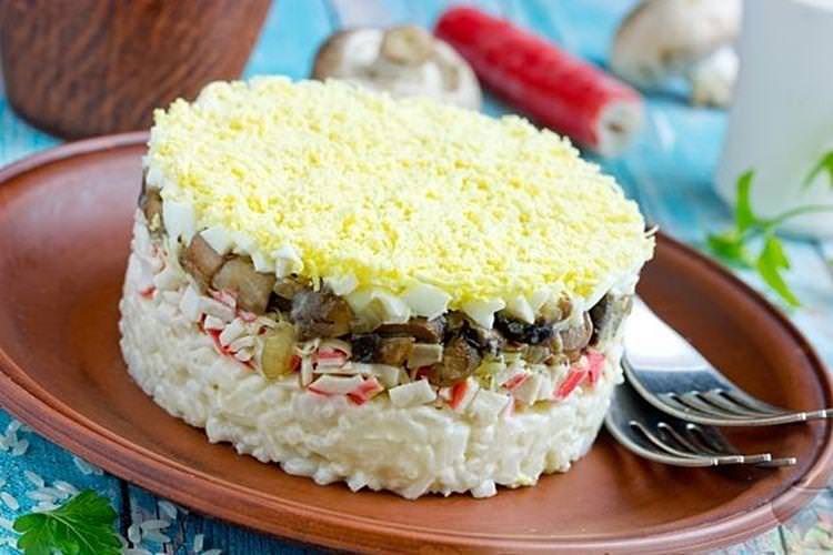 Салат з крабовими паличками, рисом та грибами - рецепти