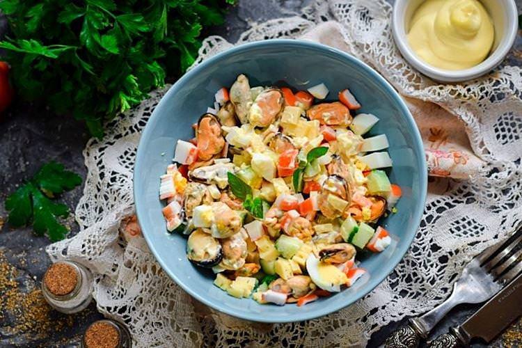 Салат з крабовими паличками, рисом та мідіями - рецепти