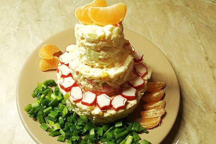 Салат з крабовими паличками, рисом та мандаринами - рецепти