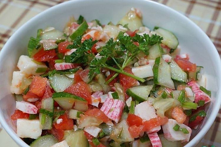 Салат з крабовими паличками, помідорами та зеленою цибулею - рецепти